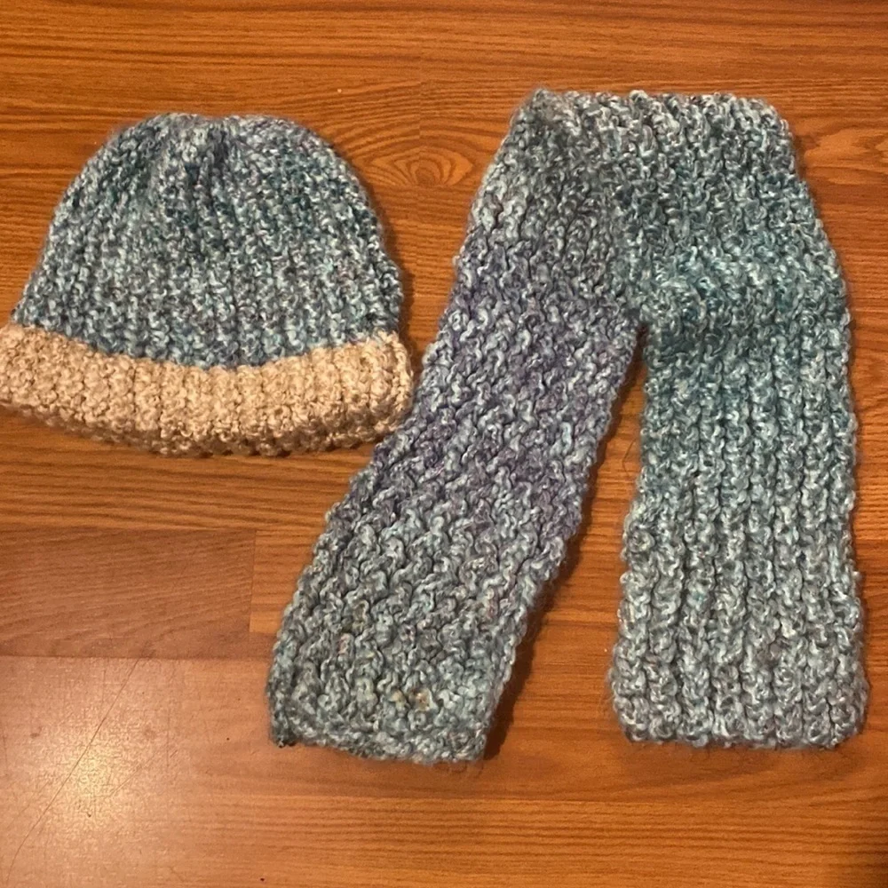 Child’s knitted Hat and Scarf (CF)